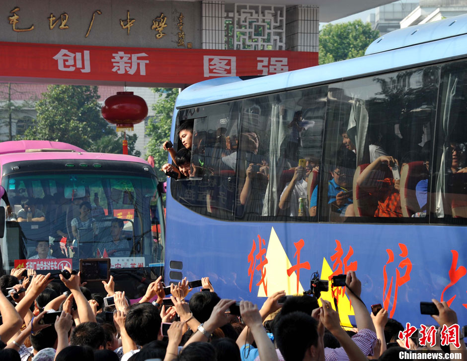 6月5日，一年一度的毛坦廠鎮(zhèn)“送考節(jié)”到來，70輛大巴車護送毛坦廠中學萬名考生安全赴考。