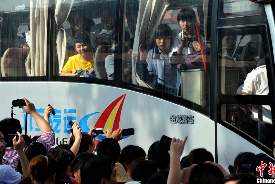 6月5日，一年一度的毛坦廠鎮(zhèn)“送考節(jié)”到來，70輛大巴車護送毛坦廠中學萬名考生安全赴考。