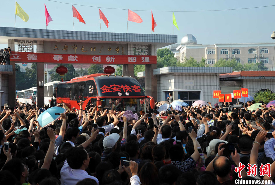 6月5日，一年一度的毛坦廠鎮(zhèn)“送考節(jié)”到來，70輛大巴車護送毛坦廠中學萬名考生安全赴考。