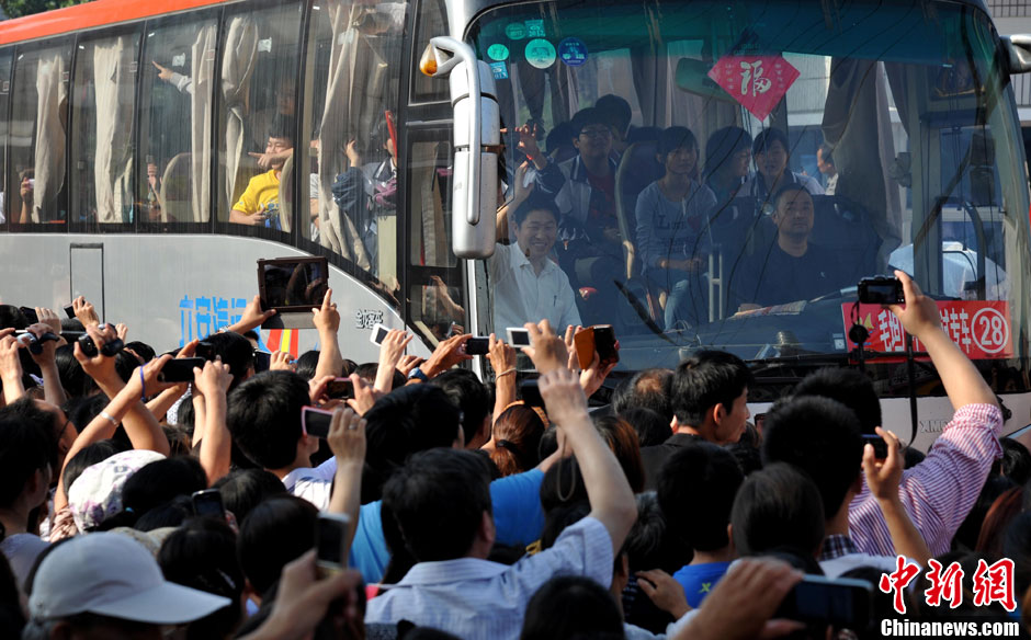 6月5日，一年一度的毛坦廠鎮(zhèn)“送考節(jié)”到來，70輛大巴車護送毛坦廠中學萬名考生安全赴考