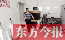 男廁中擺放的電視機、柜子、自行車等物品