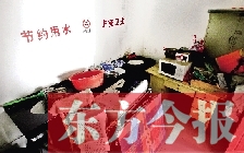 廁所進門中廳，擺放著灶臺、餐桌、床鋪等，乍一看像個客廳