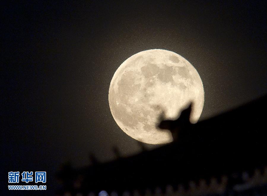 6月23日晚，在北京故宮角樓附近拍攝的圓月。