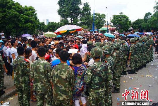 7月9日，聚集在中國(guó)人民銀行北海市中心支行的外地民眾越來(lái)越多，當(dāng)?shù)毓俜讲坏貌怀鰟?dòng)大批邊防、武警前往維