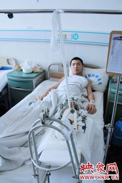 “如果有人肯幫我出4萬元的醫藥費，我愿意為他免費工作3年，多苦多累都行?！?月26日，躺在病床里上的