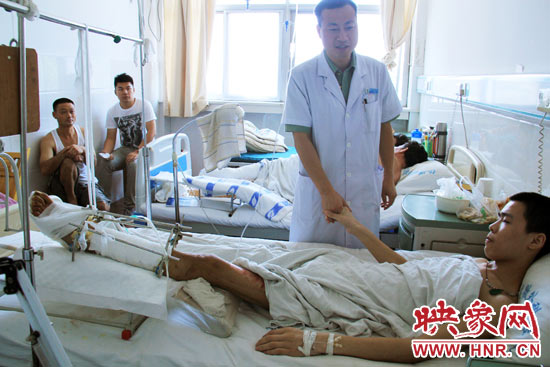 據仁濟醫院外傷科主任張明伍介紹，楊偉峰的小腿的創面已經恢復得差不多了，治療情況還比較樂觀。但因為小腿