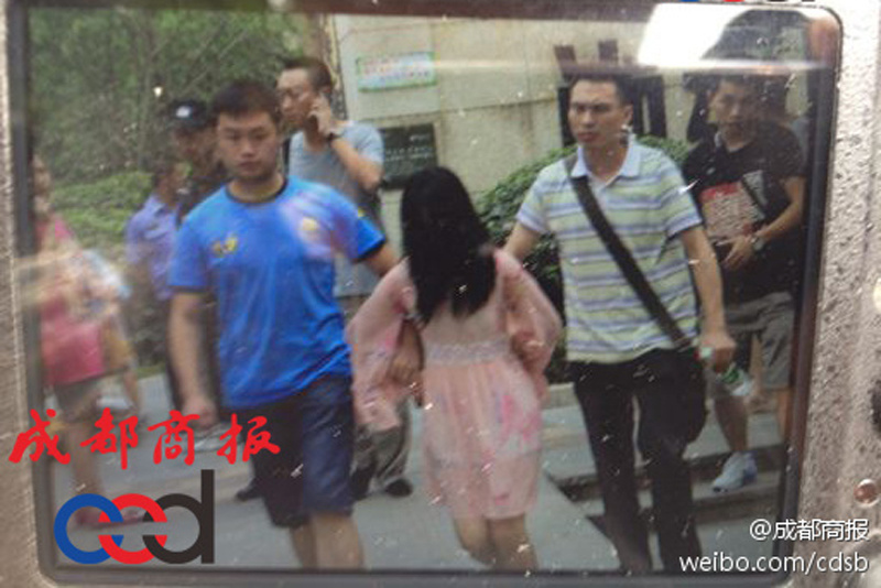 圖為事發現場，嫌疑人被警方控制。