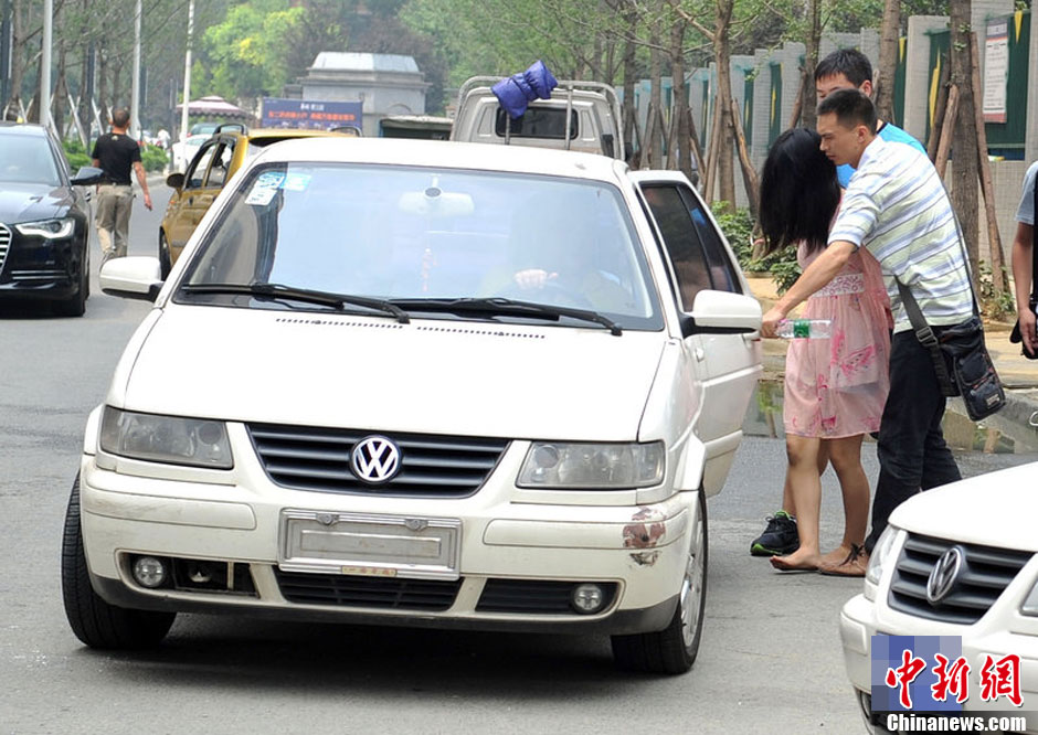 圖為事發現場，嫌疑人被警方控制。