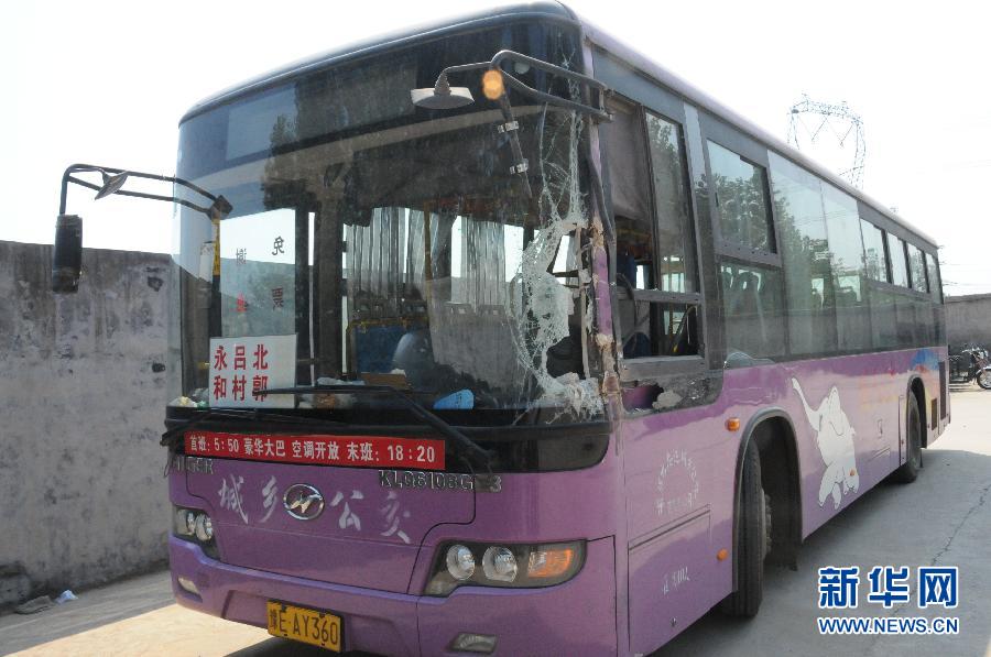 事發公交車左前方的擋風玻璃破了一個大洞（8月20日攝）。