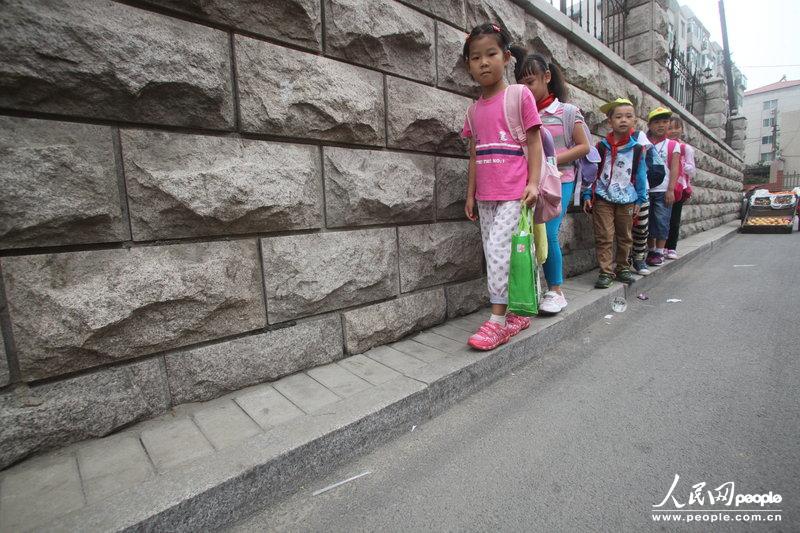 2013年09月11日，濟南運署街上，小學生走史上“最窄人行道”上學。圖片來源：CFP