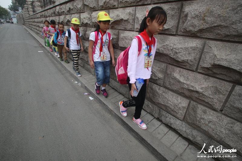 2013年09月11日，濟南運署街上，小學生走史上“最窄人行道”上學。圖片來源：CFP