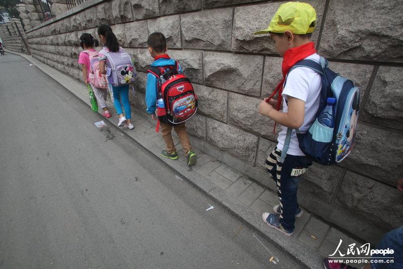 2013年09月11日，濟南運署街上，小學生走史上“最窄人行道”上學。