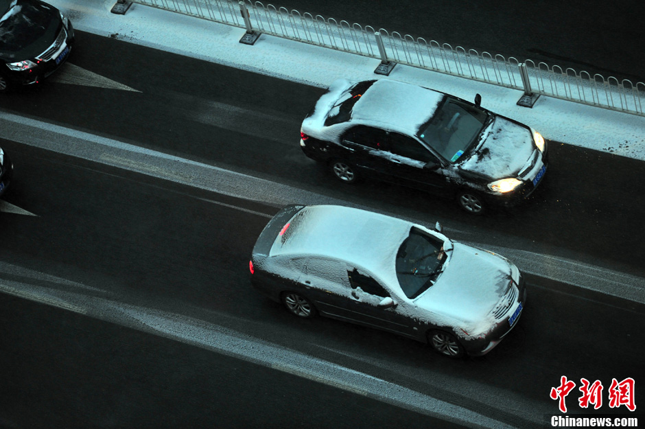 11月18日，沈陽街頭的汽車被積雪覆蓋。