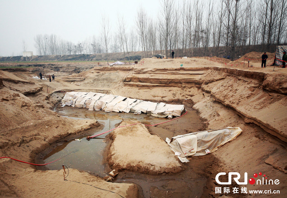 2014年1月6日，河南洛陽(yáng)古沉船發(fā)掘現(xiàn)場(chǎng)，兩艘古沉船，一艘已經(jīng)挖掘出土，另一艘還有一半埋在沙丘里。