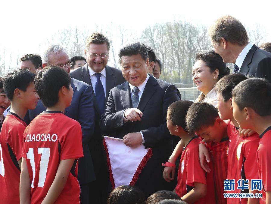 3月29日，國家主席習近平來到柏林奧林匹亞體育場足球場，親切看望在德國訓練的來自陜西志丹縣的中國少年