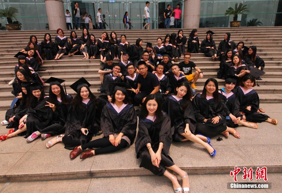 6月6日，浙江理工大學(xué)的畢業(yè)生們在校園中以賣萌、搞怪等獨具青春特色的方式告別大學(xué)生涯。中新社發(fā) 李晨
