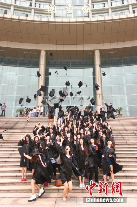 6月6日，浙江理工大學(xué)的畢業(yè)生們在校園中以賣萌、搞怪等獨具青春特色的方式告別大學(xué)生涯。中新社發(fā) 李晨