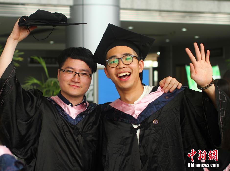 6月6日，浙江理工大學(xué)的畢業(yè)生們在校園中以賣萌、搞怪等獨具青春特色的方式告別大學(xué)生涯。中新社發(fā) 李晨