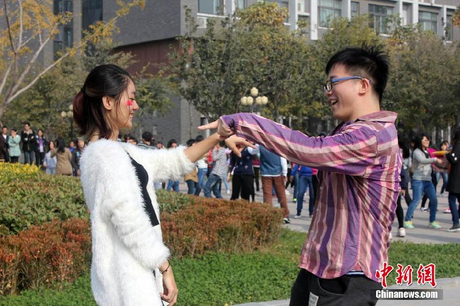 11月11日，河南財經(jīng)政法大學(xué)校園內(nèi)，300名在校大學(xué)生在上演了一出“光棍”也瘋狂的“快閃”大戲。