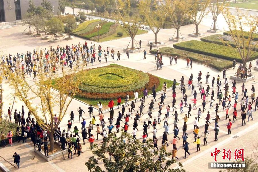 11月11日，河南財經(jīng)政法大學(xué)校園內(nèi)，300名在校大學(xué)生在上演了一出“光棍”也瘋狂的“快閃”大戲。