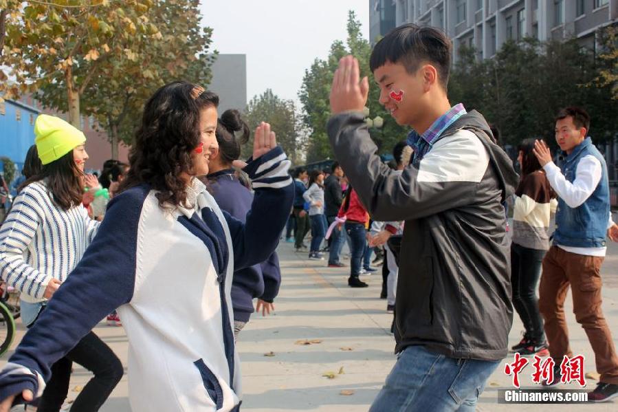 11月11日，河南財經(jīng)政法大學(xué)校園內(nèi)，300名在校大學(xué)生在上演了一出“光棍”也瘋狂的“快閃”大戲。