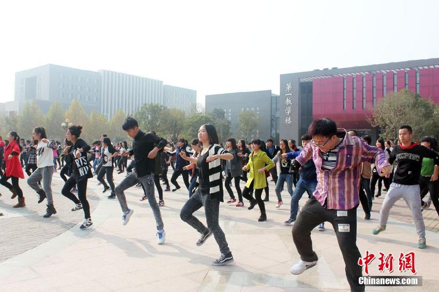 11月11日，河南財經(jīng)政法大學(xué)校園內(nèi)，300名在校大學(xué)生在上演了一出“光棍”也瘋狂的“快閃”大戲。
