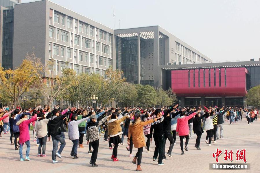 11月11日，河南財經(jīng)政法大學(xué)校園內(nèi)，300名在校大學(xué)生在上演了一出“光棍”也瘋狂的“快閃”大戲。