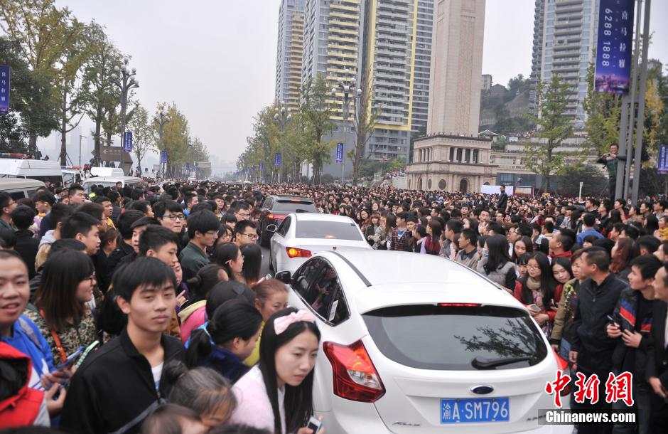 重慶上萬粉絲在南濱路等待《奔跑吧兄弟》節目的錄制。