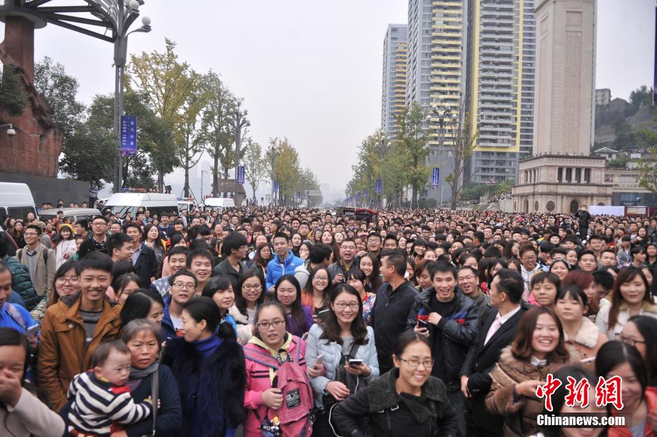 重慶上萬粉絲在南濱路等待《奔跑吧兄弟》節目的錄制。