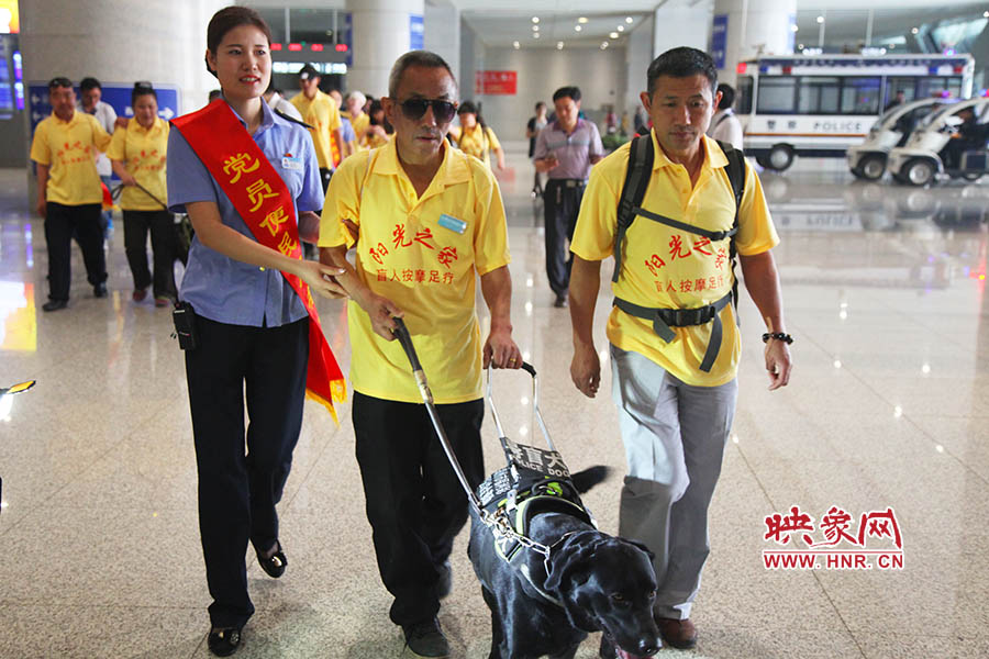 接到鄭州市愛心導(dǎo)盲犬服務(wù)中心的乘車請求后，鄭州東站抽調(diào)了工作人員進行對接，提前做好服務(wù)引導(dǎo)準(zhǔn)備。