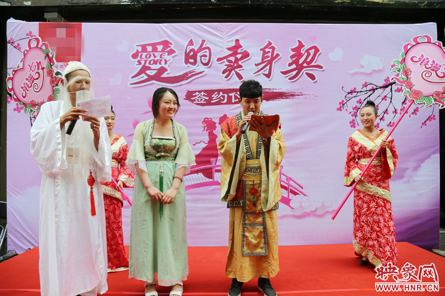 男子現(xiàn)場(chǎng)宣讀“賣身契”的內(nèi)容，讓大家作證。