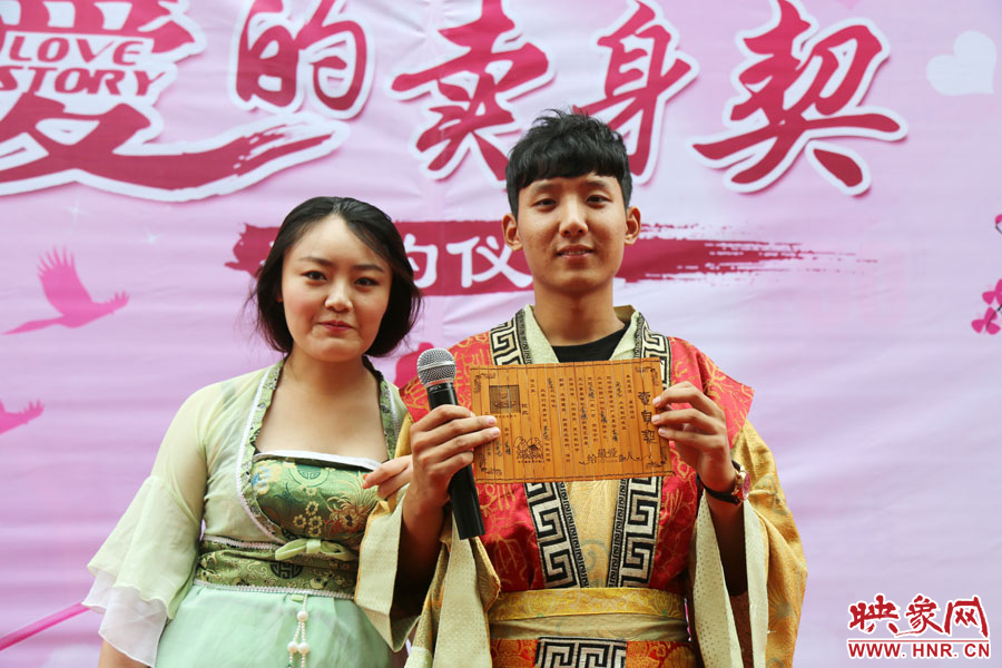 現(xiàn)場(chǎng)的8名男子異口同聲地表示，如違反此契約，可以接受處以極刑。