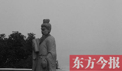 23日，從中原福塔基座平臺看向世紀歡樂園的景象