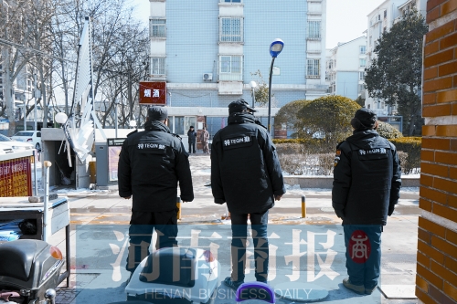 小區門口有兩撥保安把門，分屬不同的物業公司