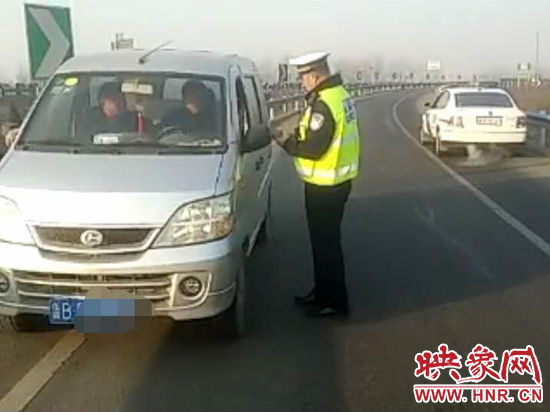 2月3日，一名男子因錯過了路口不顧自身安全竟然在高速上逆行，被焦作高速交警逮個正著。