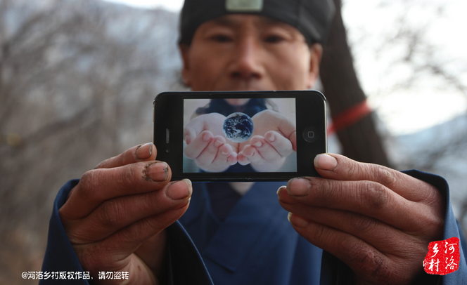 老崔雖然在山上修行，可是家里還有六個兄弟姐妹，家里人來找過他，他認(rèn)為打工太累了，還需要受氣，不如山中修行自在。通過山下的香客，他花了800塊錢買了一個蘋果手機(jī)，這是他在山上最奢侈的一次購物。老崔有些心疼，他說那個香客不應(yīng)該收他錢才對。