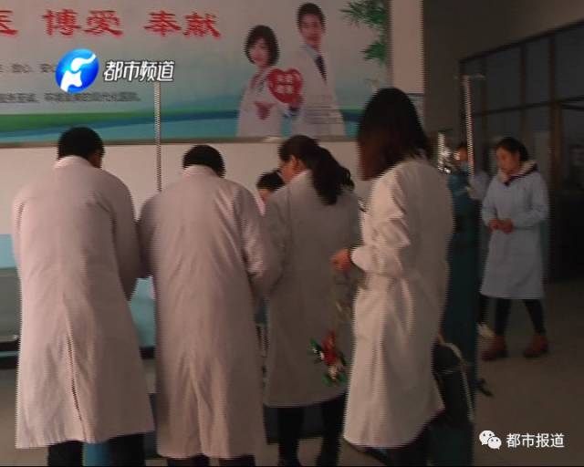老人心跳驟停 醫生跪地施救