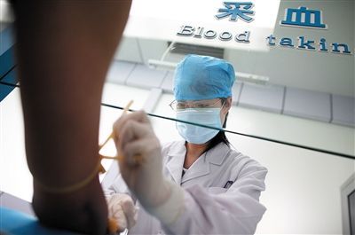 2010年5月，北京艾滋病毒攜帶者可以進行快速檢測。新京報資料圖片 韓萌 攝