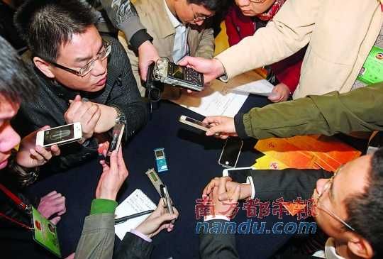 咨詢問政會上，記者的錄音設(shè)備遍布臺面。南都記者 馮宙鋒 攝