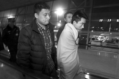 昨日，首都機場，跨國綁架勒索團伙首犯中國籍男子奚某被押解回國。新京報記者 尹亞飛 攝
