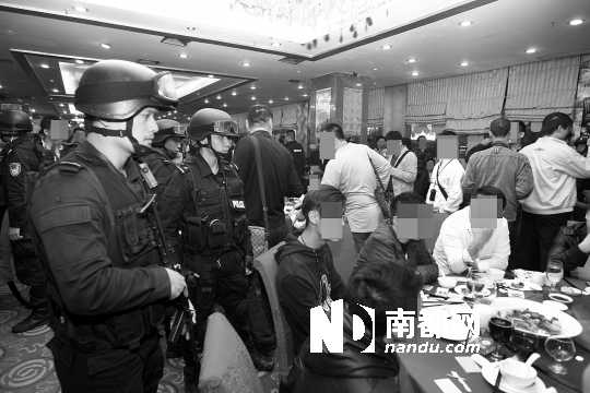 手持微沖、身穿防彈背心的警員進入酒樓進行調(diào)查。深圳警方供圖