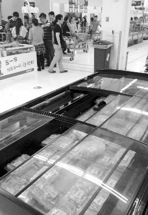 新街口某超市羊肉卷柜臺(tái)無(wú)人問津。