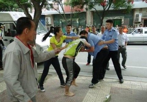 　圖為5月31日，延安城管隊員暴力執法場面。