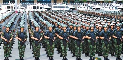 6月29日，新疆武警部隊反恐維穩(wěn)誓師大會在烏魯木齊市人民廣場舉行。據(jù)《新疆日報》
