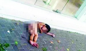大熱天，小女孩赤身躺在馬路上