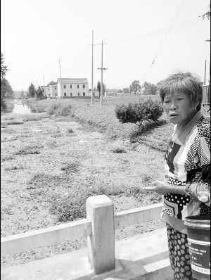 河里長滿浮萍漂著垃圾，村民有時不得已用河水應急