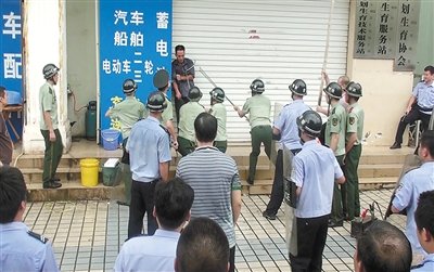 昨日，警方趕到現(xiàn)場制服嫌疑人何某。