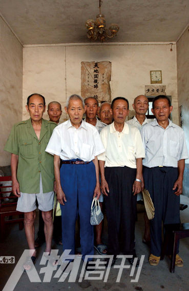 2003年5月，湖南攸縣農(nóng)村的8位志愿軍老兵。10年后回訪時(shí)，其中6人已悄然逝去