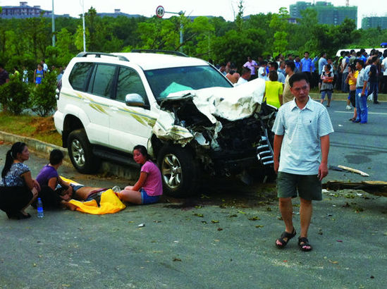 事發現場，肇事車輛車頭嚴重損毀，旁邊有人當場死亡