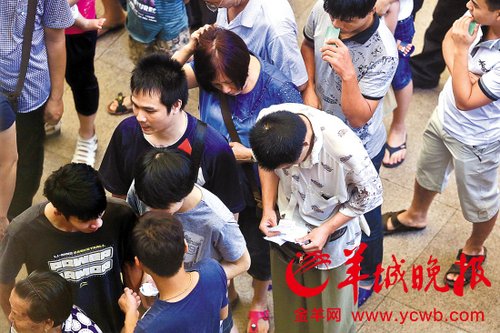 挎腰包的“黃牛”分發一輪“任務”后，自己也開始整理“炒號”簽條